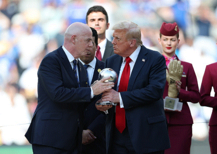 지난해 2025 FIFA 클럽 월드컵 결승전 뒤 시상식에 오른 인판티노 FIFA 회장(왼쪽)과 도널드 트럼프 미국 대통령. 연합뉴스 