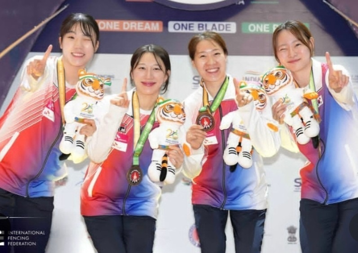 여자 사브르 단체전 우승 차지한 전하영(사진 왼쪽부터), 김정미, 서지연, 최세빈. 국제펜싱연맹 인스타그램 캡처