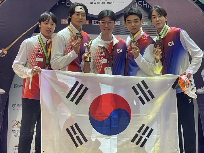 남자 사브르 대표팀의 박상원(사진 왼쪽부터), 오상욱, 원우영 코치, 황희근, 도경동. 대한펜싱협회 제공