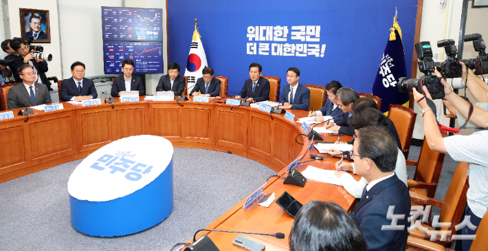 정청래 더불어민주당 대표가 24일 서울 여의도 국회에서 열린 최고위원회의에서 모두발언을 하고 있다. 박종민 기자