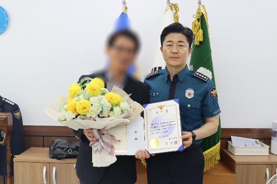 불법체류자 검거를 도운 50대 시민이 감사장을 수여받고 있다. 경기남부경찰청 제공