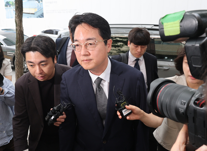 심우정 전 검찰총장이 24일 내란 가담 의혹 등 피의자 조사를 위해 경기도 과천 권창영 2차 종합 특별검사팀으로 출석하고 있다. 연합뉴스