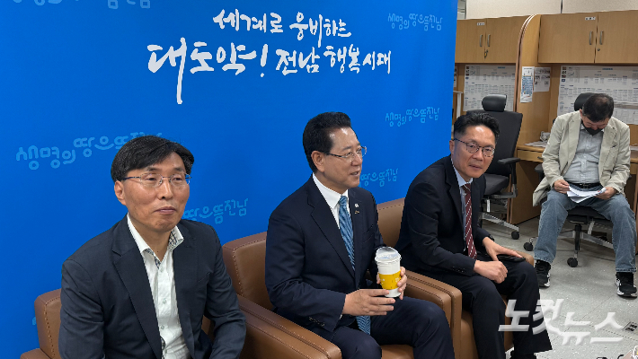 김영록 전라남도지사가 24일 오전 전남도청 기자실에서 언론인들과 만나 퇴임 이후에도 통합특별시 안착과 광주·전남 발전을 위해 역할을 하겠다고 밝히고 있다. 김한영 기자 