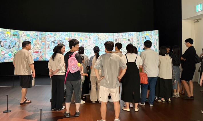 포스코미술관 광양을 찾은 관람객이 임수범 작가의 설명을 듣고 있다. 광양제철소 제공