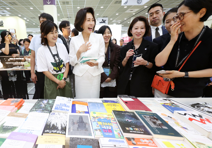 김혜경 여사가 24일 서울 강남구 코엑스에서 열린 서울국제도서전에서 전시물을 보고 있다. 연합뉴스  
