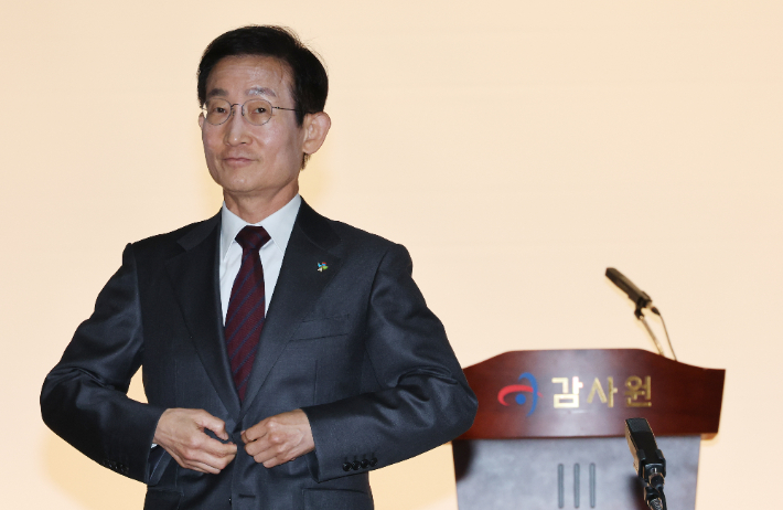 김호철 감사원장이 24일 서울 종로구 감사원에서 기자간담회를 마친 뒤 이동하고 있다. 연합뉴스