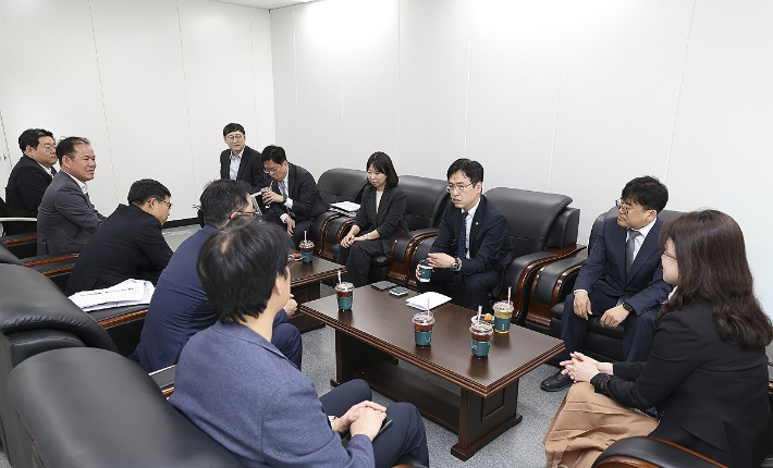 중대범죄수사청 개청 준비단장인 김민재 행정안전부 차관이 30일 서울 종로구 정부서울청사 창성동 별관에 마련된 중대범죄수사청 개청준비단을 방문해 준비 상황을 점검하고 있다. 연합뉴스