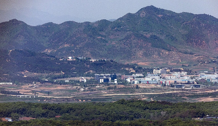 경기도 파주시 접경지역에서 바라본 서부전선 비무장지대(DMZ)와 개성공단 일대. 연합뉴스