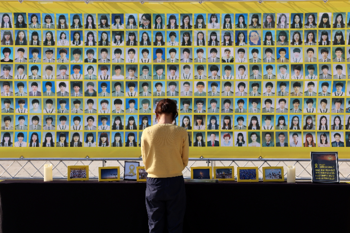 세월호 12주기인 지난 4월 16일 광주 동구 5·18민주광장에 마련된 광주시민분향소에서 한 시민이 분향한 뒤 묵념하는 모습. 연합뉴스