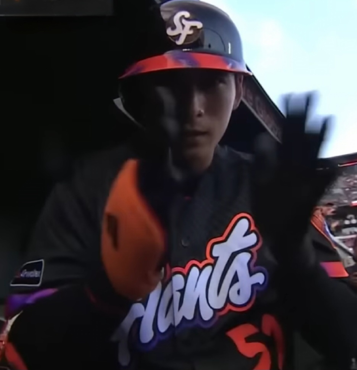 샌프란시스코 자이언츠 이정후가 박수를 치며 "대한민국"을 외치는 장면. MLB SNS 영상 캡처