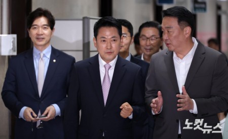 기자회견 참석하는 장동혁 대표
