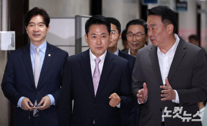 엿새 만에 퇴원해 당무에 복귀한 국민의힘 장동혁 대표가 24일 서울 여의도 국회에서 열린 기자회견에 참석하고 있다. 박종민 기자
