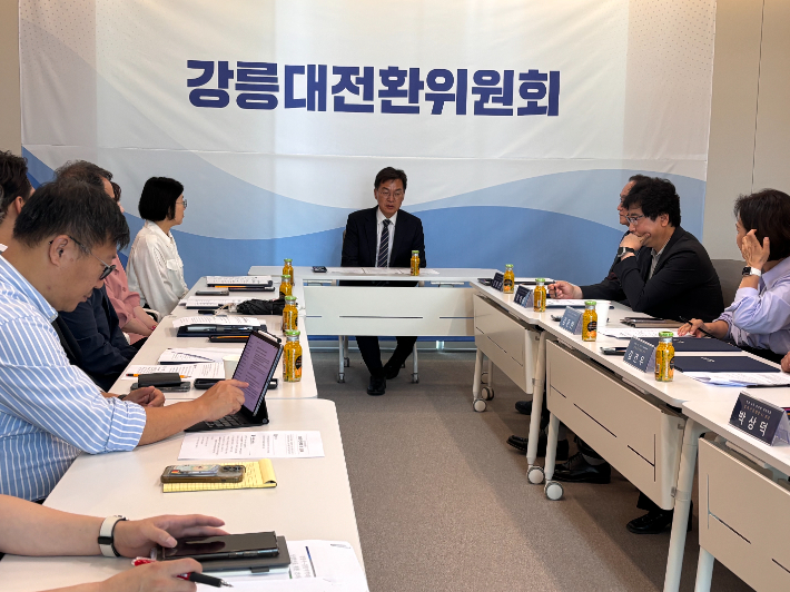민선 9기 강릉시장직 인수위원회는 24일 시정 전반의 대대적인 체질 개선과 혁신을 예고하며 주요업무 보고회를 성공적으로 마무리했다. 인수위원회 제공