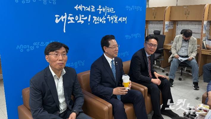 김영록 전라남도지사가 24일 오전 전남도청 기자실에서 언론인들과 만나 퇴임 이후에도 통합특별시 안착과 광주·전남 발전을 위해 역할을 하겠다고 밝히고 있다. 김한영 기자 