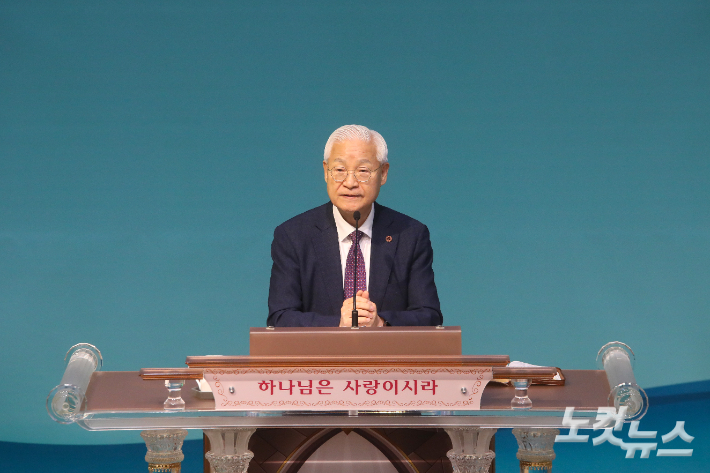 거룩한빛광성교회 정성진 원로목사가 '축소시대 장로의 역할'을 주제로 특강하고 있다. 최화랑 기자
