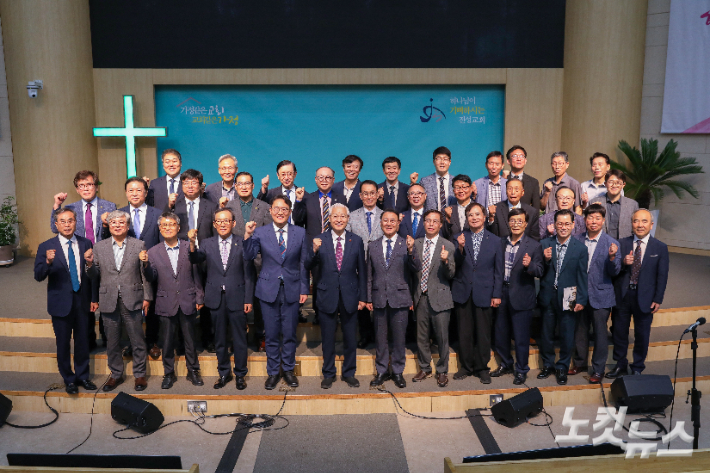 전주시장로연합회 회원들과 군 대대교회 관계자들이 '군 대대교회 선교를 위한 세미나'를 마친 뒤 기념촬영을 하고 있다. 최화랑 기자