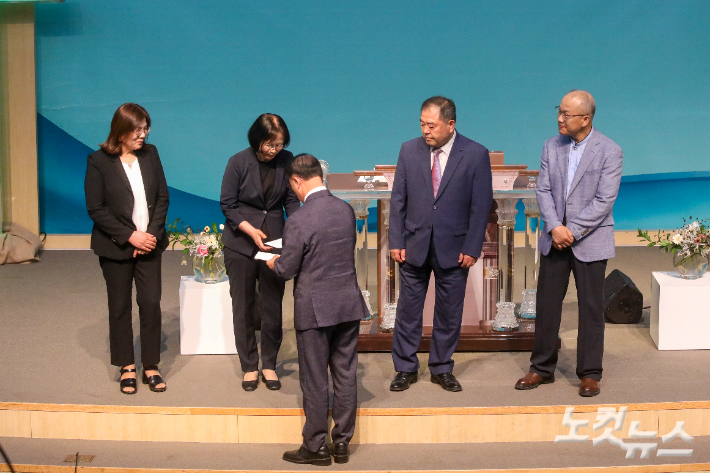 전주시장로연합회 회장 유희성 장로가 35사단 산하 대대교회 목회자에게 선교비를 전달하고 있다. 최화랑 기자