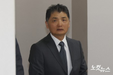 자본시장과 금융투자업에 관한 법률 위반 혐의를 받는 김범수 카카오 창업주가 24일 오후 서울 서초구 서울고등법원에서 열린 공판에 출석하고 있다.