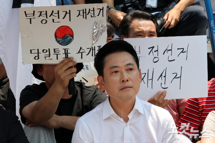 16일 경찰과 대한체육회 등 관계자들이 진입을 시도했던 서울 송파구 올림픽공원 핸드볼경기장을 찾은 장동혁 국민의힘 대표가 경찰의 물리력 동원한 건물 진입 시도 중단을 촉구하고 있다. 박종민 기자