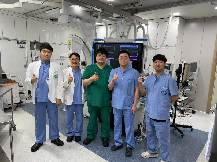 울산 동강병원 심장혈관센터가 울산 지역 최초로 대한심혈관중재학회 주관 '심혈관중재시술 인증기관'에 4회 연속 지정됐다. 사진 왼쪽부터 김병준 전문의, 김형준 심혈관센터장, 김홍주 전문의, 정성윤 전문의, 손병주 전문의. 동강병원 제공  