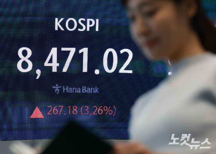 코스피가 전날의 급락을 딛고 하루 만에 반등에 성공하면서 8400선을 회복한 24일 서울 중구 하나은행 딜링룸에 지수가 표시돼 있다. 류영주 기자