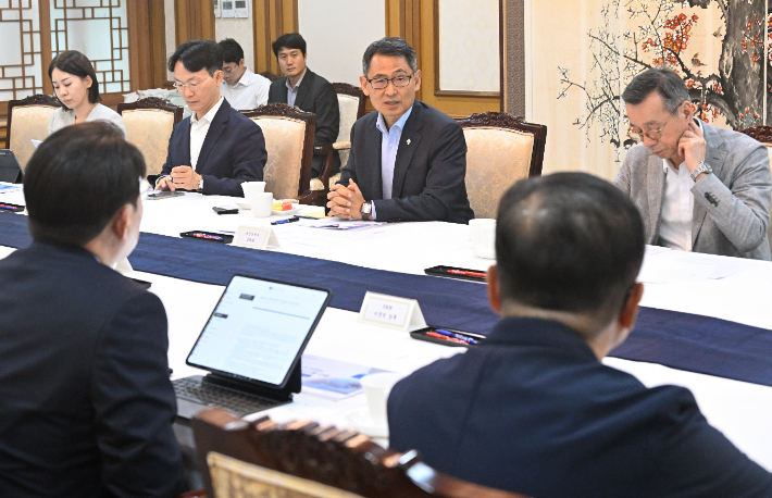 재정경제부 허장(가운데) 2차관이 24일 서울 종로구 정부서울청사에서 '중동 전쟁 이후 공급망 정책간담회'를 주재하며 모두발언을 하고 있다. 재정경제부 제공 