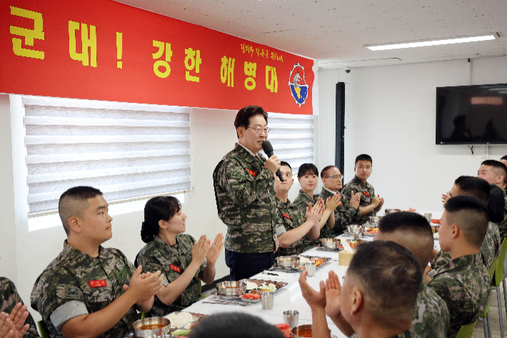 이재명 대통령이 24일 인천시 옹진군 해병대 연평부대에서 열린 장병들과의 오찬에서 격려사를 하고 있다. 연합뉴스