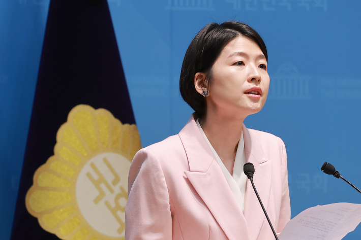 국민의힘 한지아 의원이 24일 국회 소통관에서 인요한 대한적십자사 회장 인선을 비판하고 있다. 연합뉴스