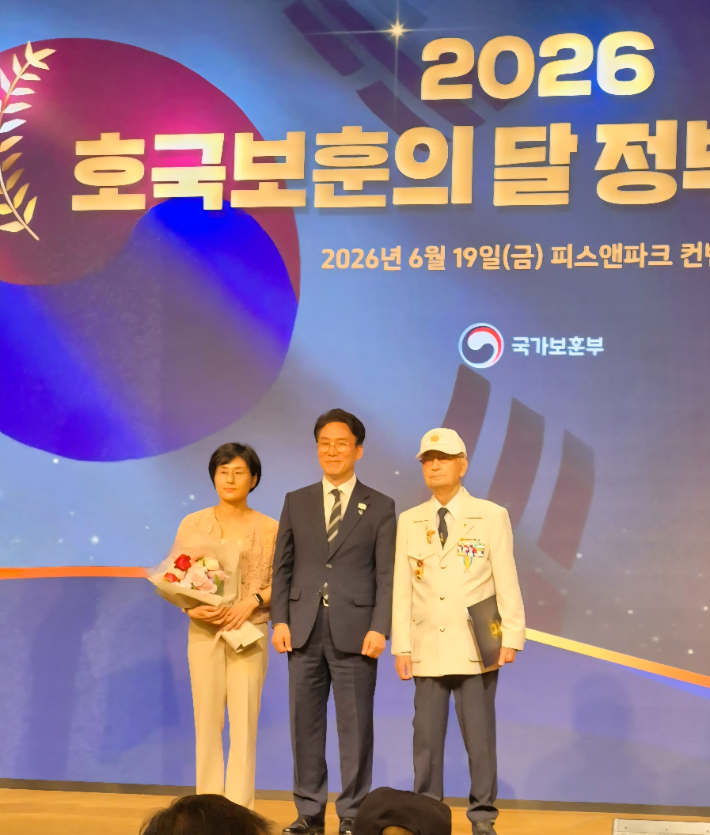 우측부터 안경 전 회장. 김민석 총리. 국가보훈부 제공