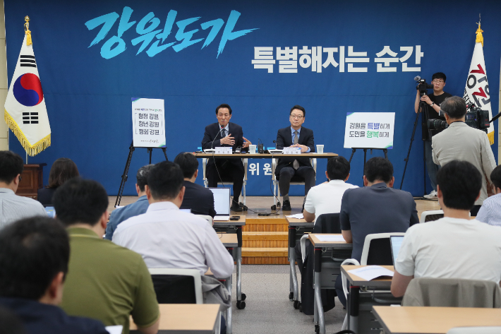 22일 민선 9기 도정 구호와 방침을 밝히고 있는 우상호 강원지사 당선인. 인수위 제공 