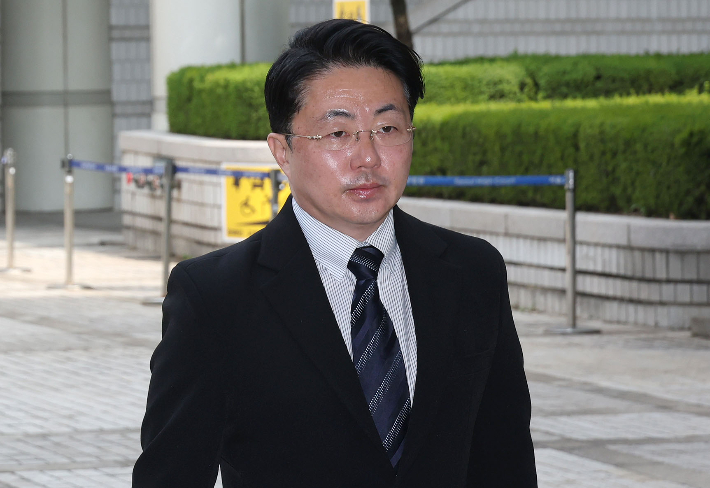 회삿돈을 횡령한 혐의로 1심에서 무죄와 공소기각을 선고받은 '김건희 집사' 김예성이 지난 4월 3일 서울 서초구 서울중앙지방법원에서 열린 항소심 결심 공판을 마친 뒤 법원을 나서고 있다. 류영주 기자