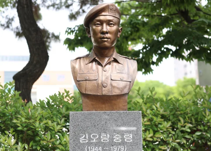 김 중령 모교인 경남 김해시 삼성초등학교 주변에 설치된 김 중령 흉상. 연합뉴스