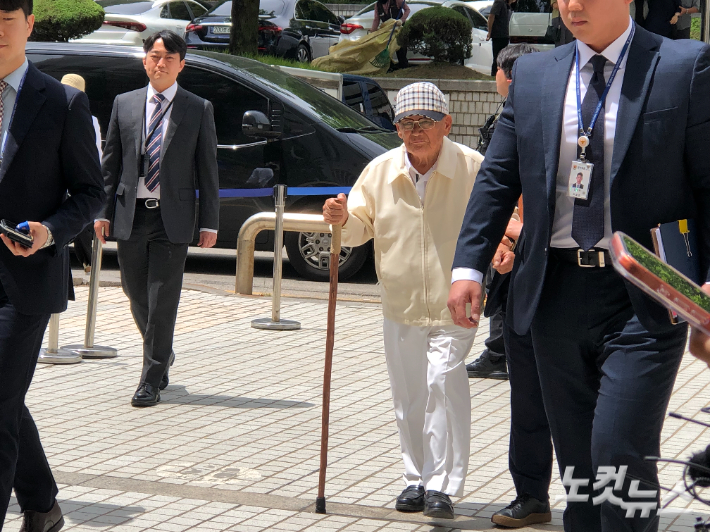 신천지 이만희, 구속심사 출석…"감옥에서 영생하라" 항의도