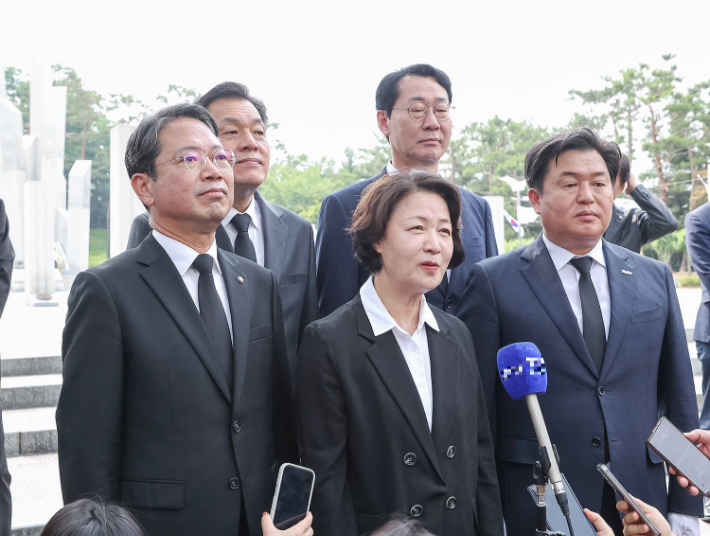 추미애 경기도지사 당선인 등과 함께하고 있는 임 시장 모습. 페이스북 캡처