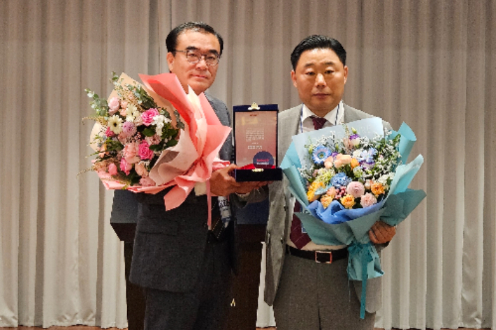 오른쪽 부울경 방송발전협의회 오몽석 신임 운영위원장. 코바코 제공