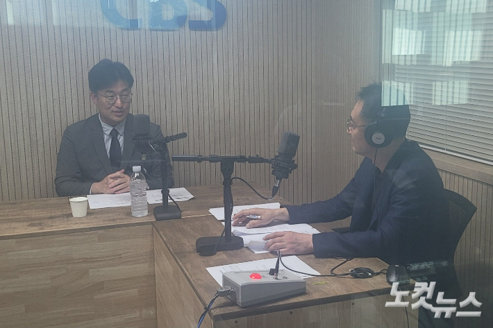 왼쪽부터 김명식 진천군수 당선인, 김종현 앵커. 