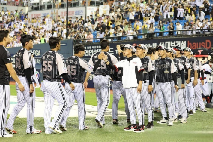24일 서울 잠실야구장에서 열린 프로야구 LG 트윈스와 삼성 라이온즈의 경기에서 2-0으로 승리하며 통산 700승을 기록한 LG 염경엽 감독이 선수들과 하이파이브하고 있다. LG 트윈스 제공