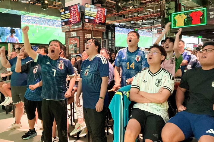 일본 응원하는 중국 축구 팬. 연합뉴스