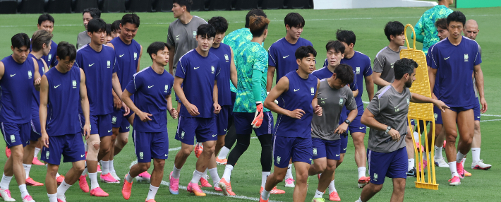 러닝으로 몸푸는 한국 대표팀. 연합뉴스