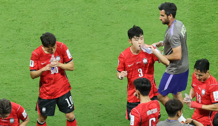 한국 축구 대표팀이 지난 11일(현지 시각) 2026 북중미월드컵 A조 체코와 1차전 하이드레이션 브레이크 때 물을 마시는 모습. 연합뉴스 