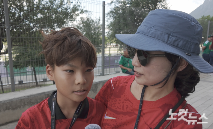미국 텍사스주 휴스턴에서 온 김시연군과 어머니 심지혜씨. 김조휘 기자