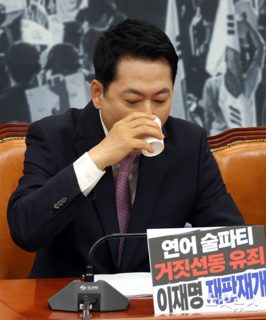 물 마시는 장동혁 대표