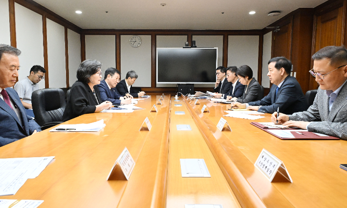 구윤철(오른쪽 두 번째) 부총리 겸 재정경제부 장관이 25일 서울 영등포구 한국수출입은행에서 열린 물가 관계기관 간담회에서 모두발언을 하고 있다. 재정경제부 제공