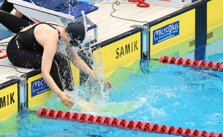 24일 인천 미추홀구 문학 박태환수영장에서 열린 '2026 제24회 세계수중연맹(CMAS) 세계핀수영선수권대회' 여자 표면 경기 1500ｍ 예선전에서 한국 황윤형 선수가 태극기를 새기지 못한 수영 모자를 착용하고 출전하고 있다. 연합뉴스