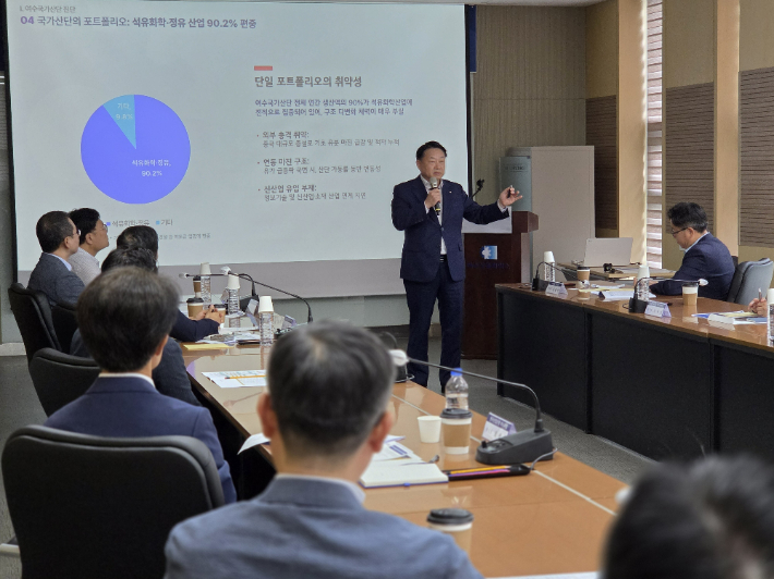한문선 회장이 특강하고 있다. 여수상의 제공