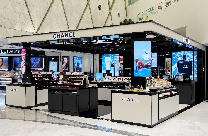 23일 확장 리뉴얼 오픈한 롯데면세점 명동본점 샤넬(CHANEL) 코스메틱 매장 전경. 롯데면세점 제공