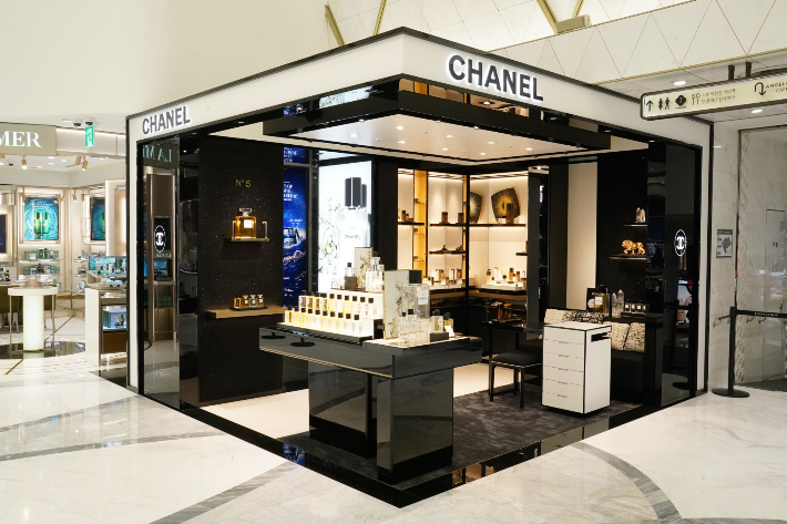 23일 확장 리뉴얼 오픈한 롯데면세점 명동본점 샤넬(CHANEL) 코스메틱 매장 전경. 롯데면세점 제공
