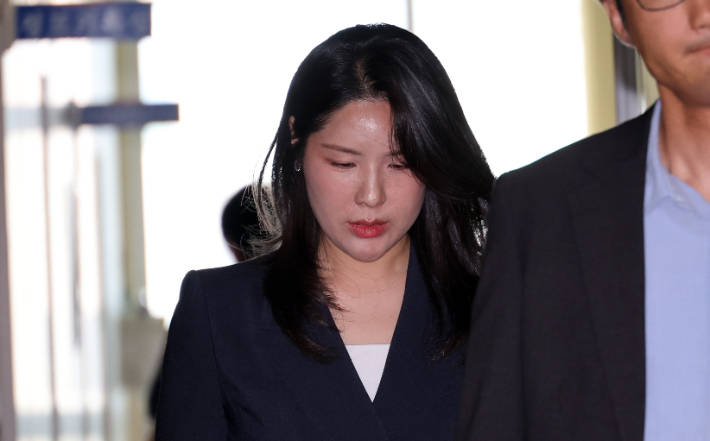 지난 17일, 추가 경찰 소환 조사를 받기 위해 전북경찰청을 찾은 김슬지 전북도의원. 연합뉴스