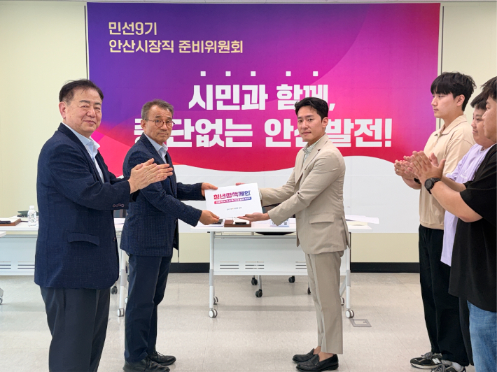 24일 경기테크노파크에서 박상윤 안산시 청년위원회 위원장(사진 오른쪽)이 이흥업 민선9기 안산시장직 준비위원회 위원장(사진 왼쪽)에게 청년 정책제안서를 전달하고 있다. 안산시 제공
