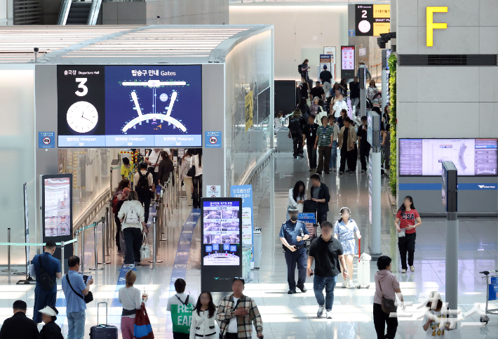인천국제공항 1터미널에서 출국하는 시민들. 인천공항=황진환 기자